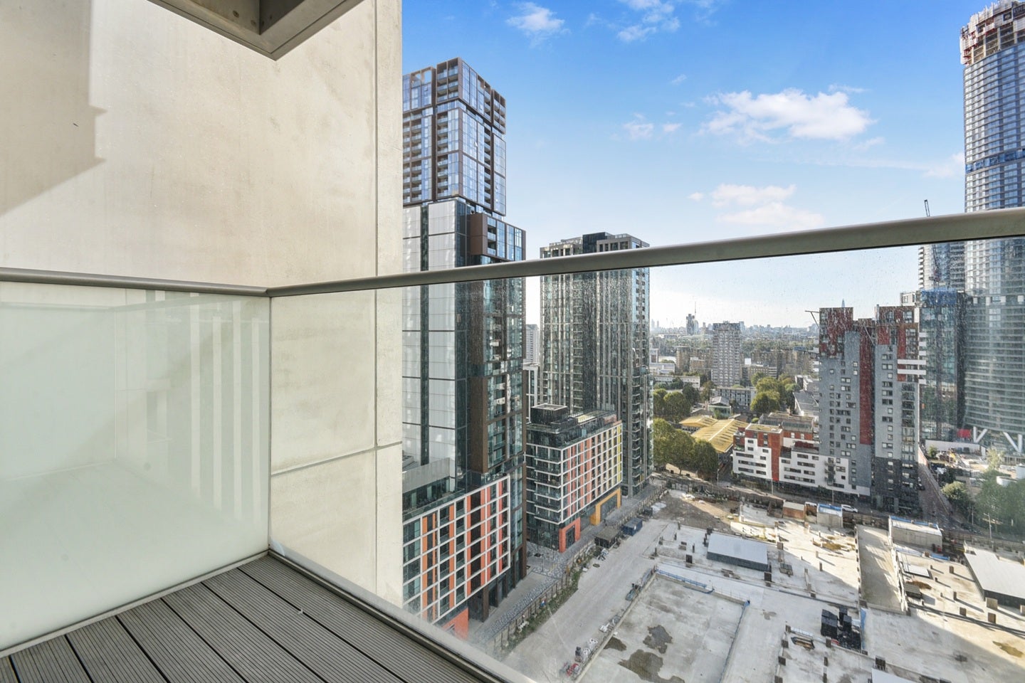 Flat Pan Peninsula Square in Greater London
