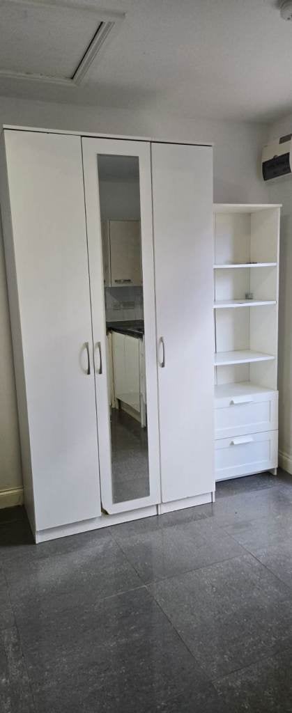 Flat Olive Road in Greater London