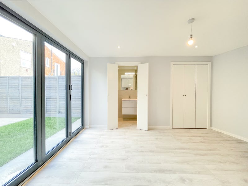 Flat Leeland Terrace in Greater London