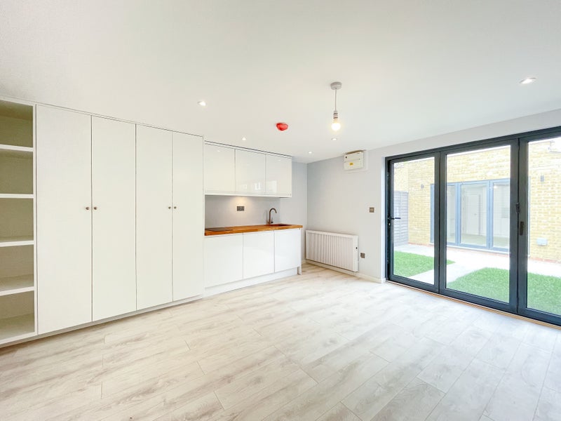 Flat Leeland Terrace in Greater London