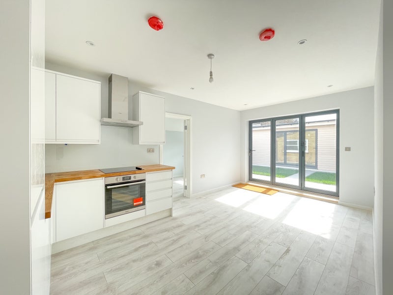 Flat Leeland Terrace in Greater London