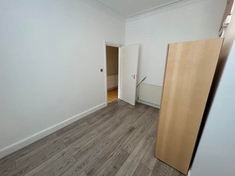 Flat Eynham Road in Greater London
