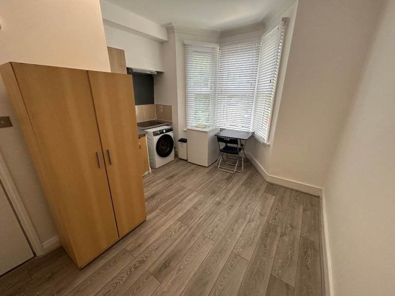 Flat Eynham Road in Greater London