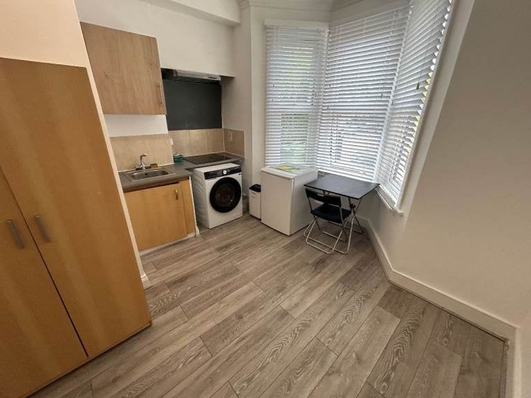 Flat Eynham Road in Greater London