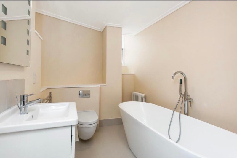 Room Clapham Road in Greater London