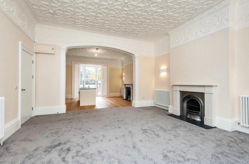 Room Clapham Road in Greater London