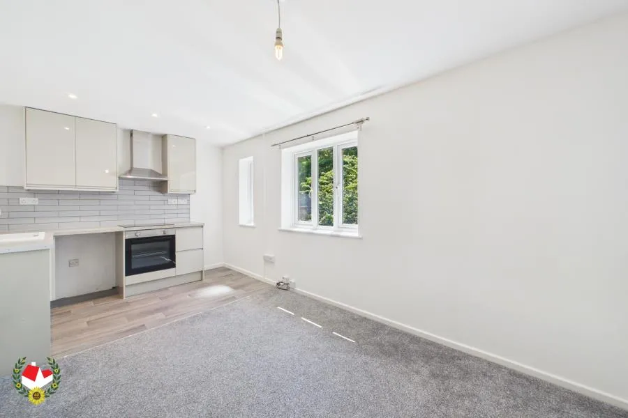 Flat Alders Green in Gloucester