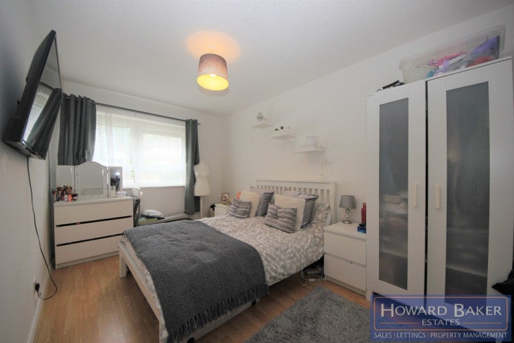 Flat Holden Road in Greater London