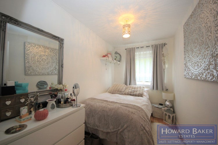 Flat Holden Road in Greater London