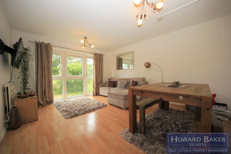 Flat Holden Road in Greater London