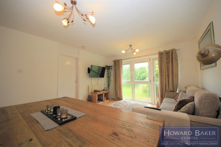 Flat Holden Road in Greater London
