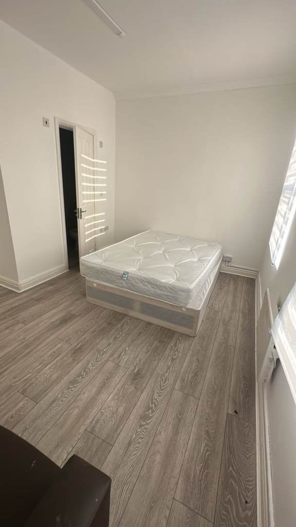 Room Whitehorse Road in Greater London