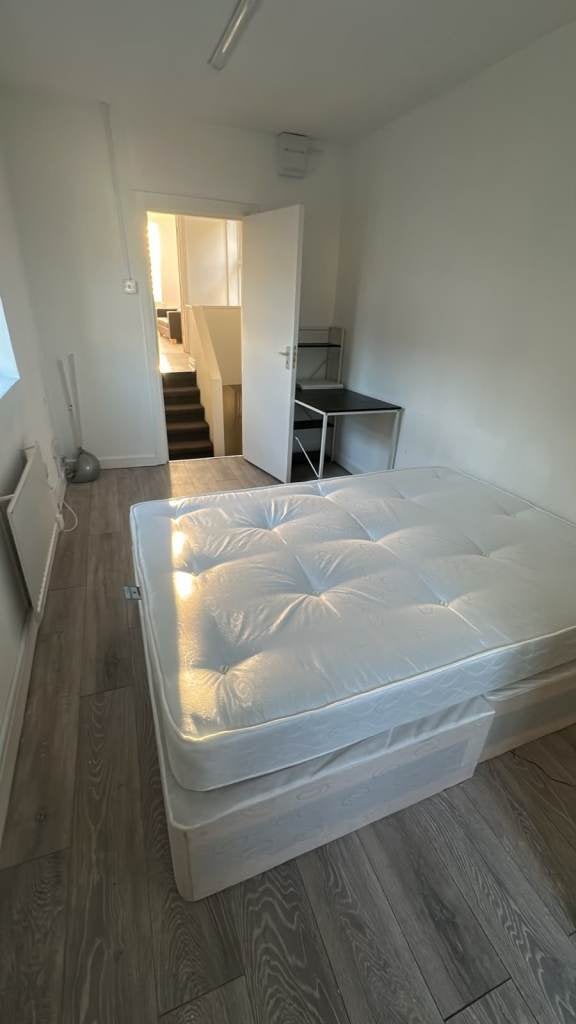 Room Whitehorse Road in Greater London
