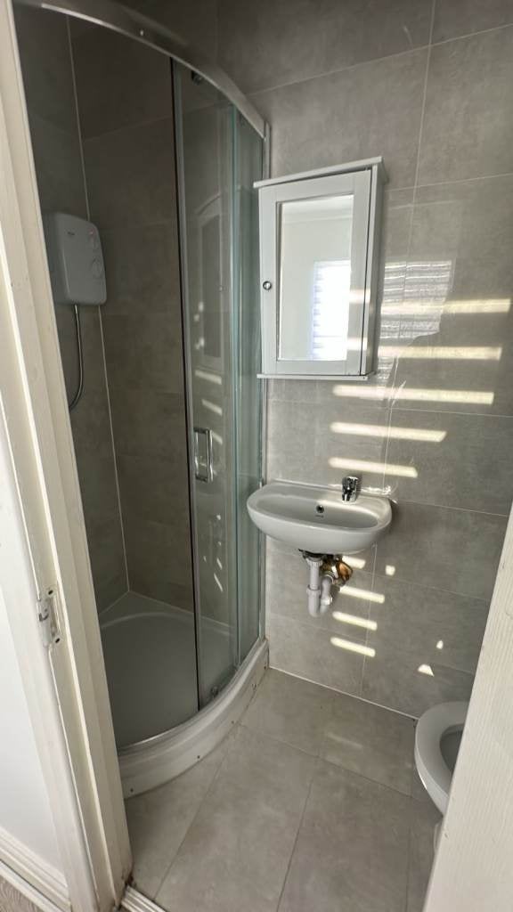 Room Whitehorse Road in Greater London