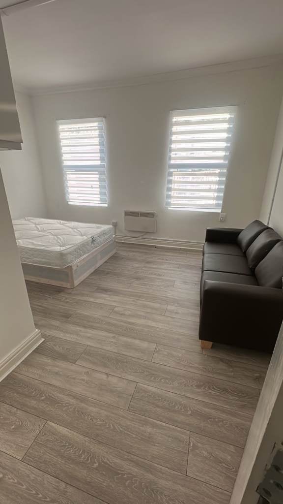 Room Whitehorse Road in Greater London