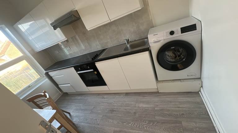 Room Whitehorse Road in Greater London