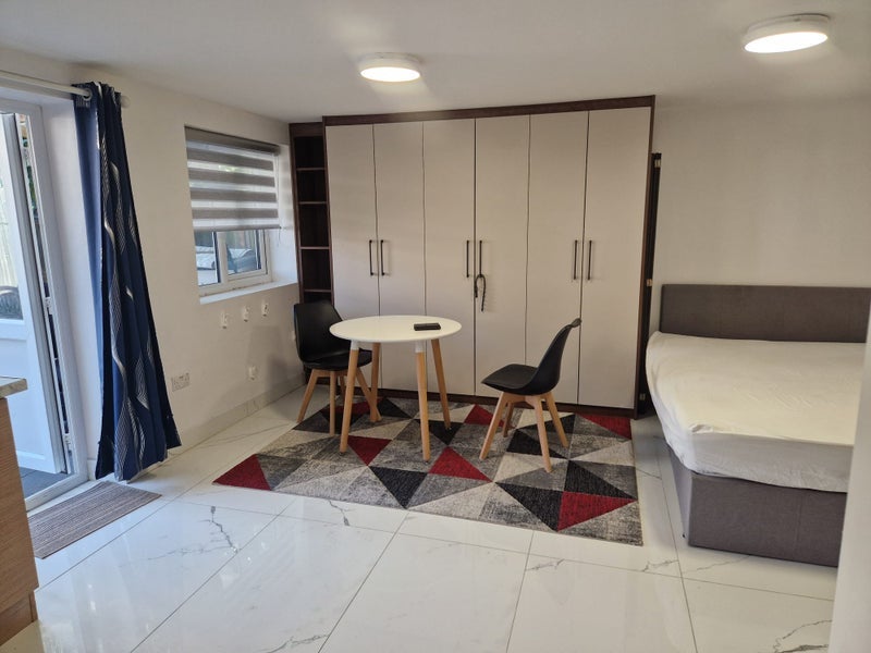 Room Stoke Poges Lane in Slough