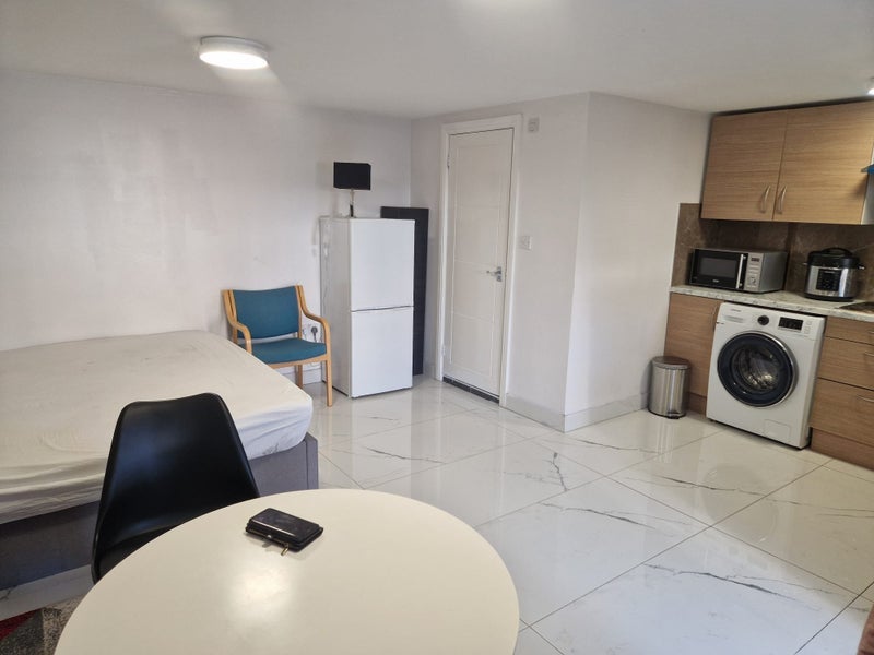 Room Stoke Poges Lane in Slough