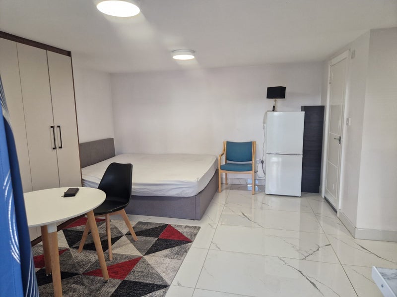Room Stoke Poges Lane in Slough