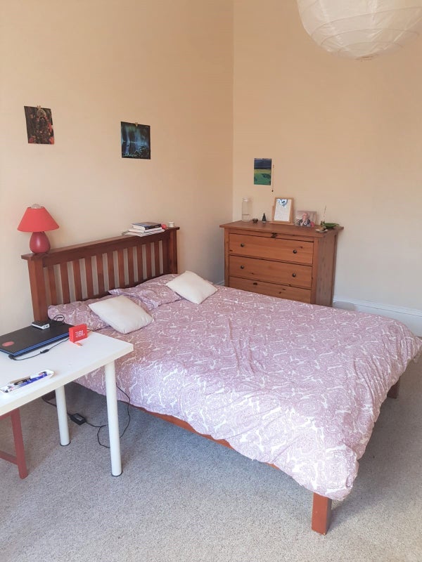 Room Albert Avenue in Glasgow