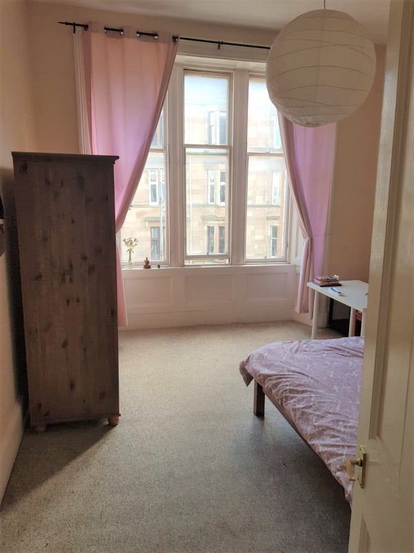 Room Albert Avenue in Glasgow