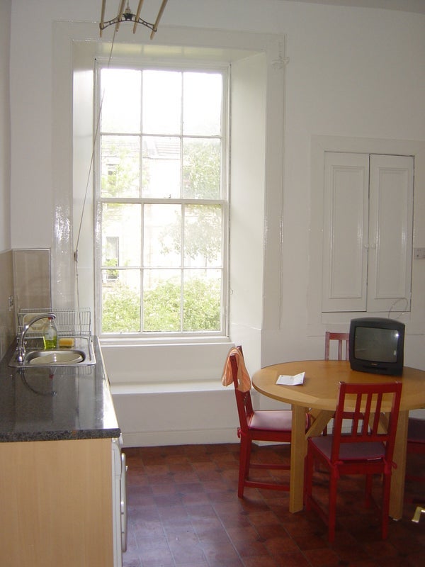 Room Albert Avenue in Glasgow