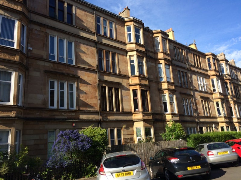 Room Albert Avenue in Glasgow