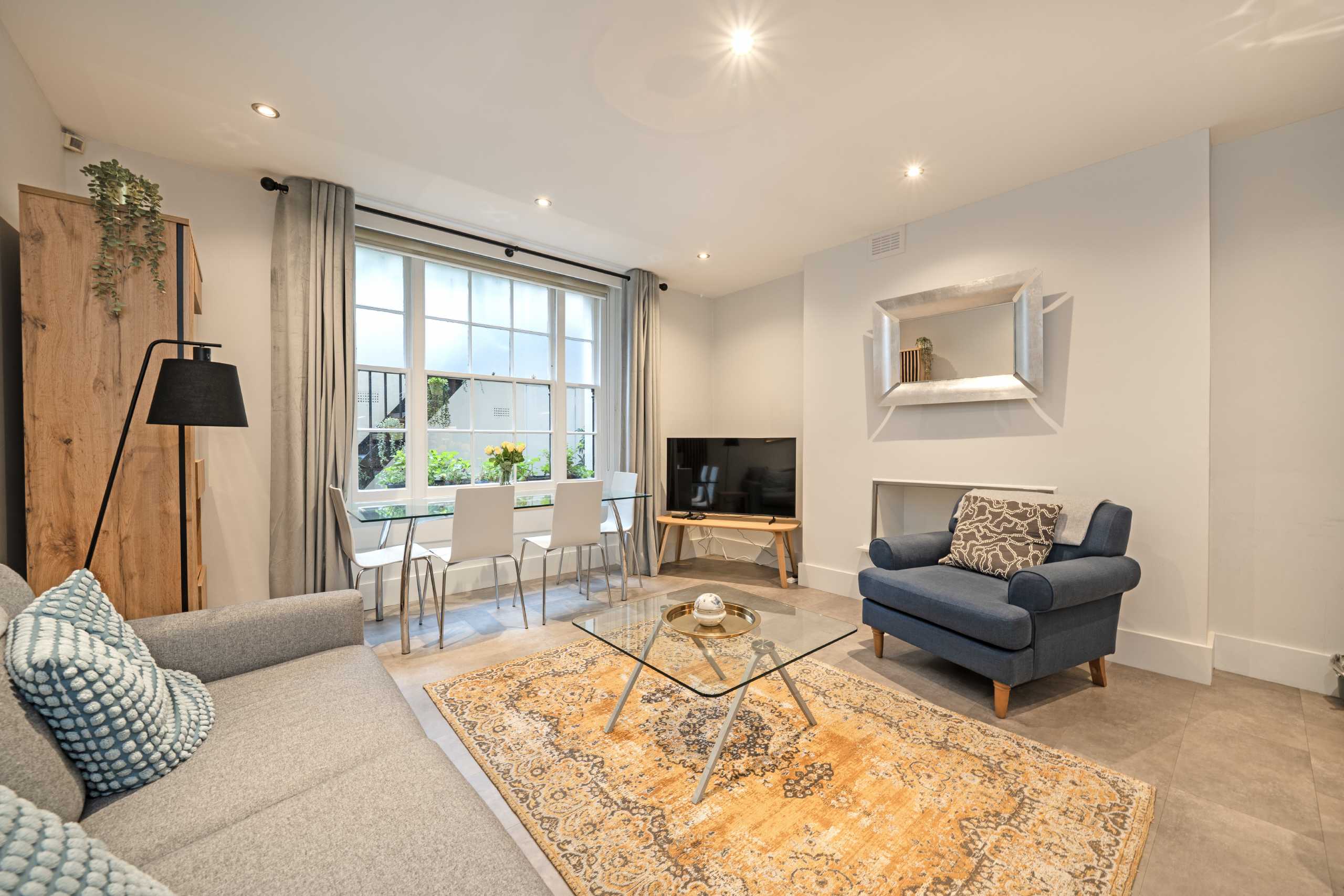 Flat Queen's Gardens in City of Westminster