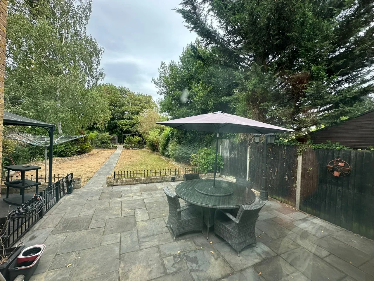 Room Manor Road in Greater London