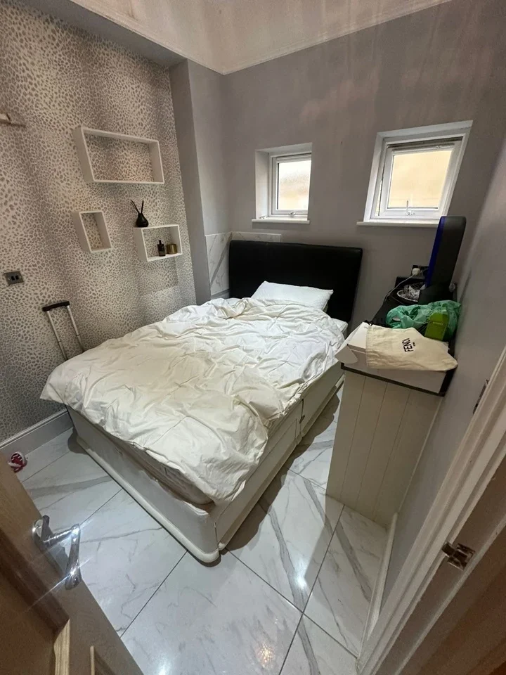 Room Manor Road in Greater London