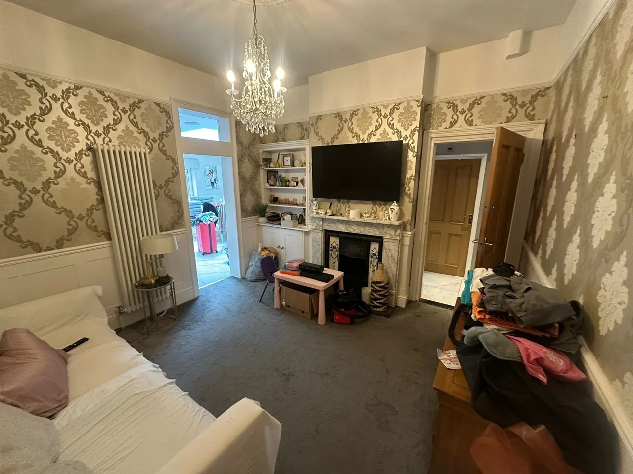 Room Manor Road in Greater London