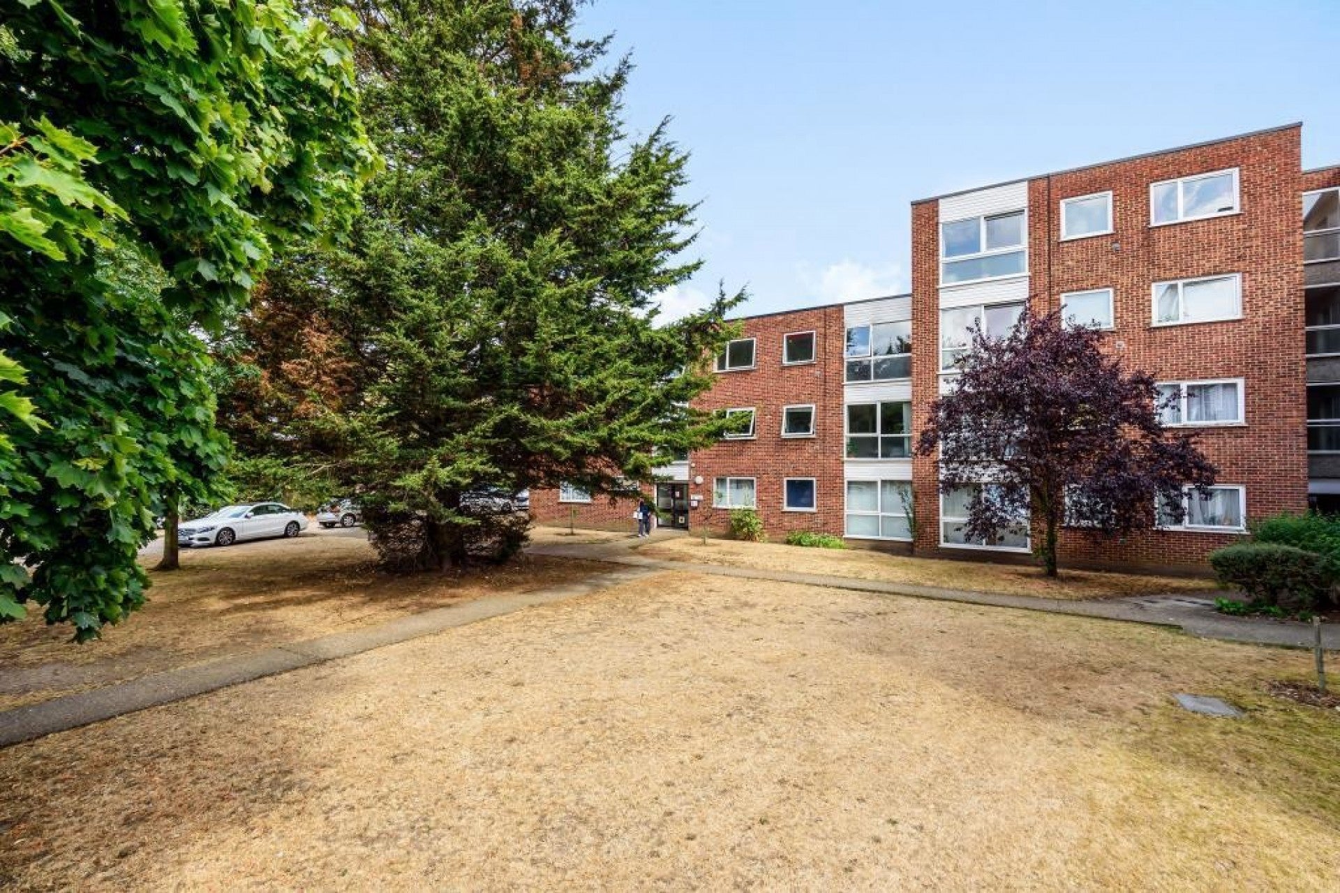 House Cedar Way in Borough of Spelthorne