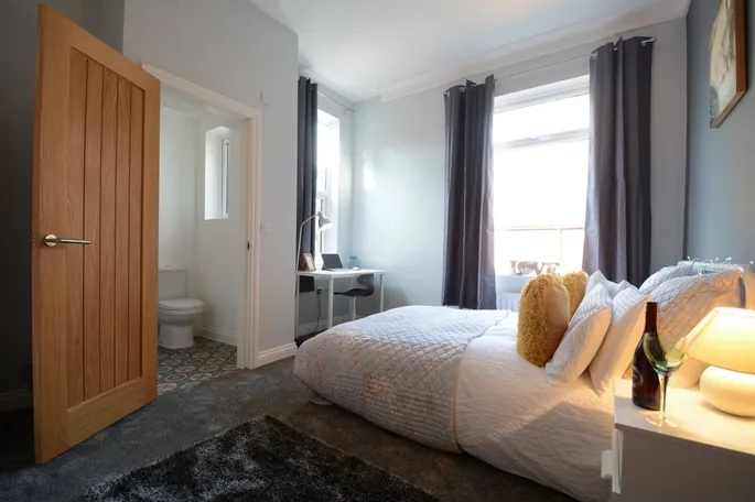 Room Queens Road in Nottingham
