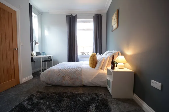 Room Queens Road in Nottingham