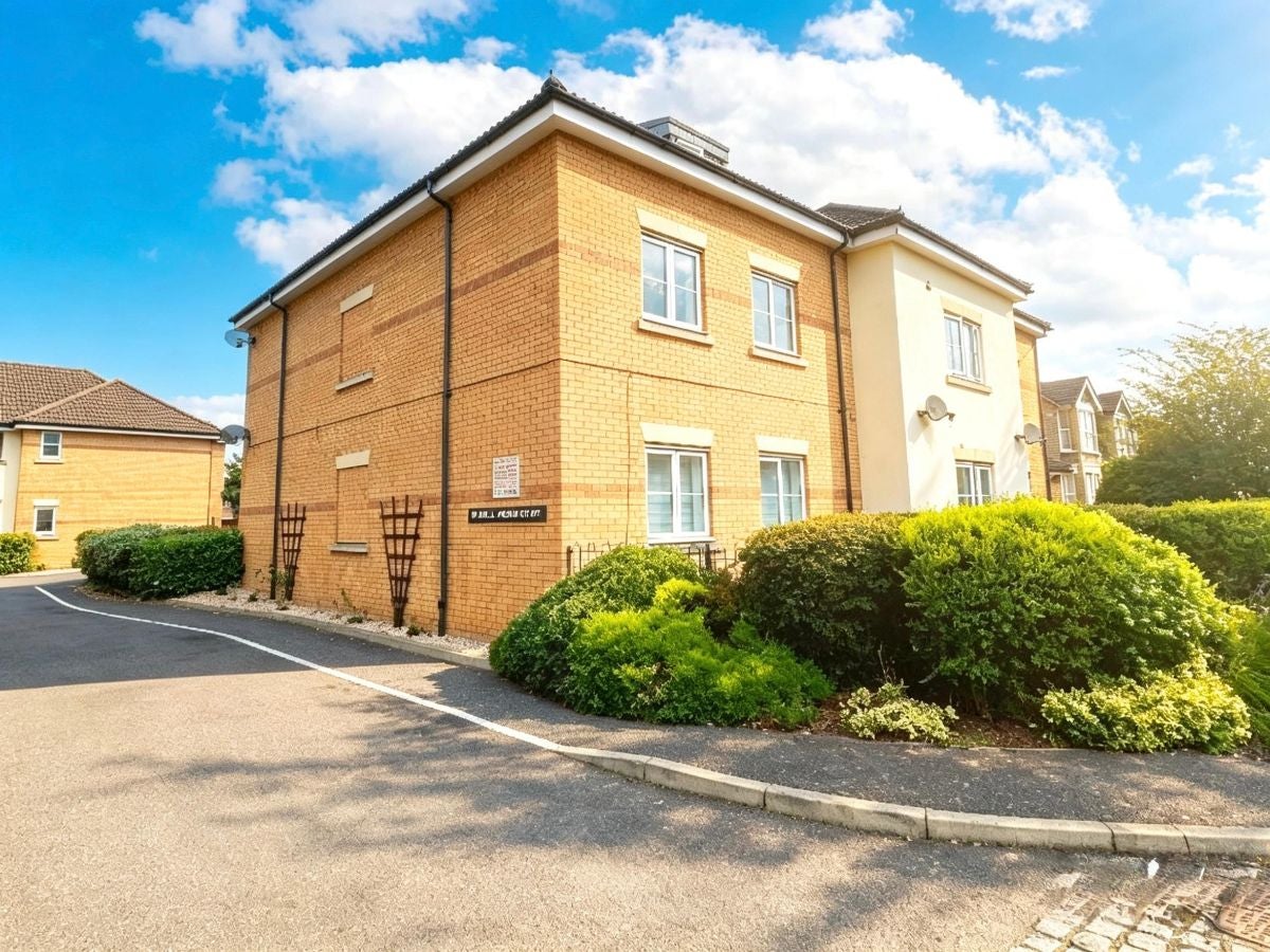 Flat Russell Wlison Court in Greater London