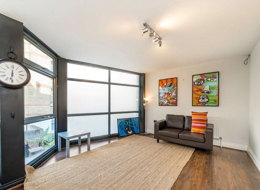 Flat Gunthorpe Street in Greater London