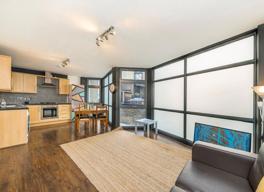 Flat Gunthorpe Street in Greater London