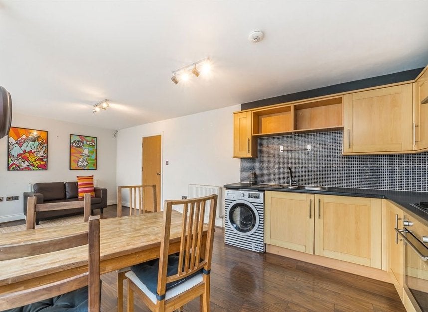 Flat Gunthorpe Street in Greater London