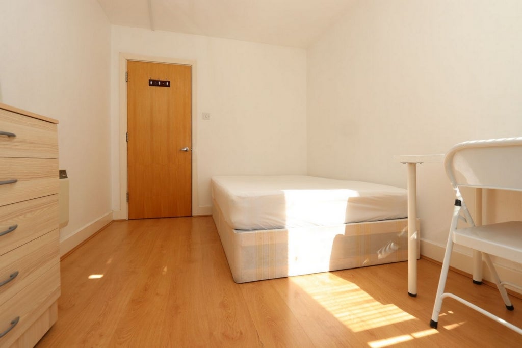 Room Globe Road in Greater London