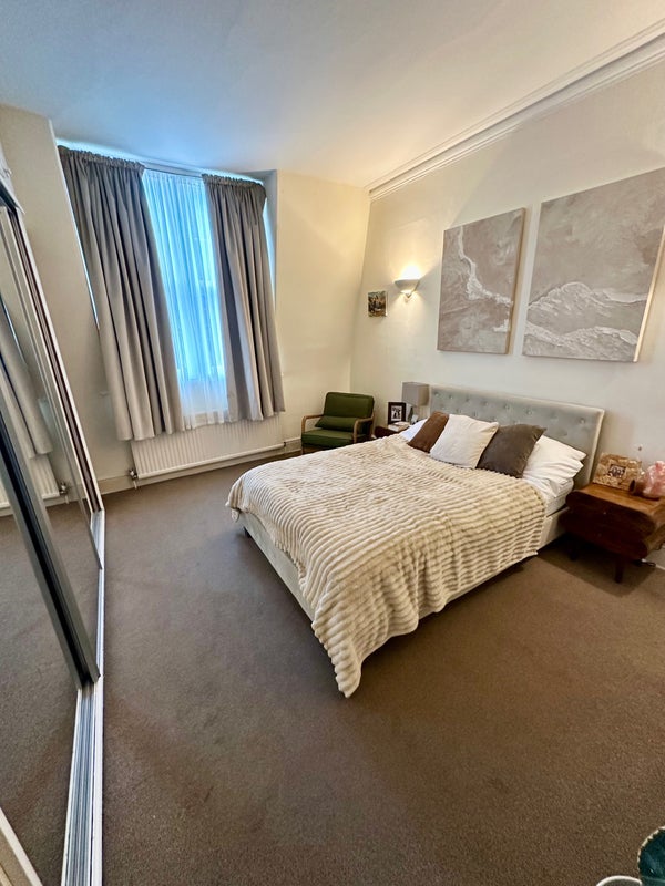 Flat Vauxhall Bridge Road in City of Westminster