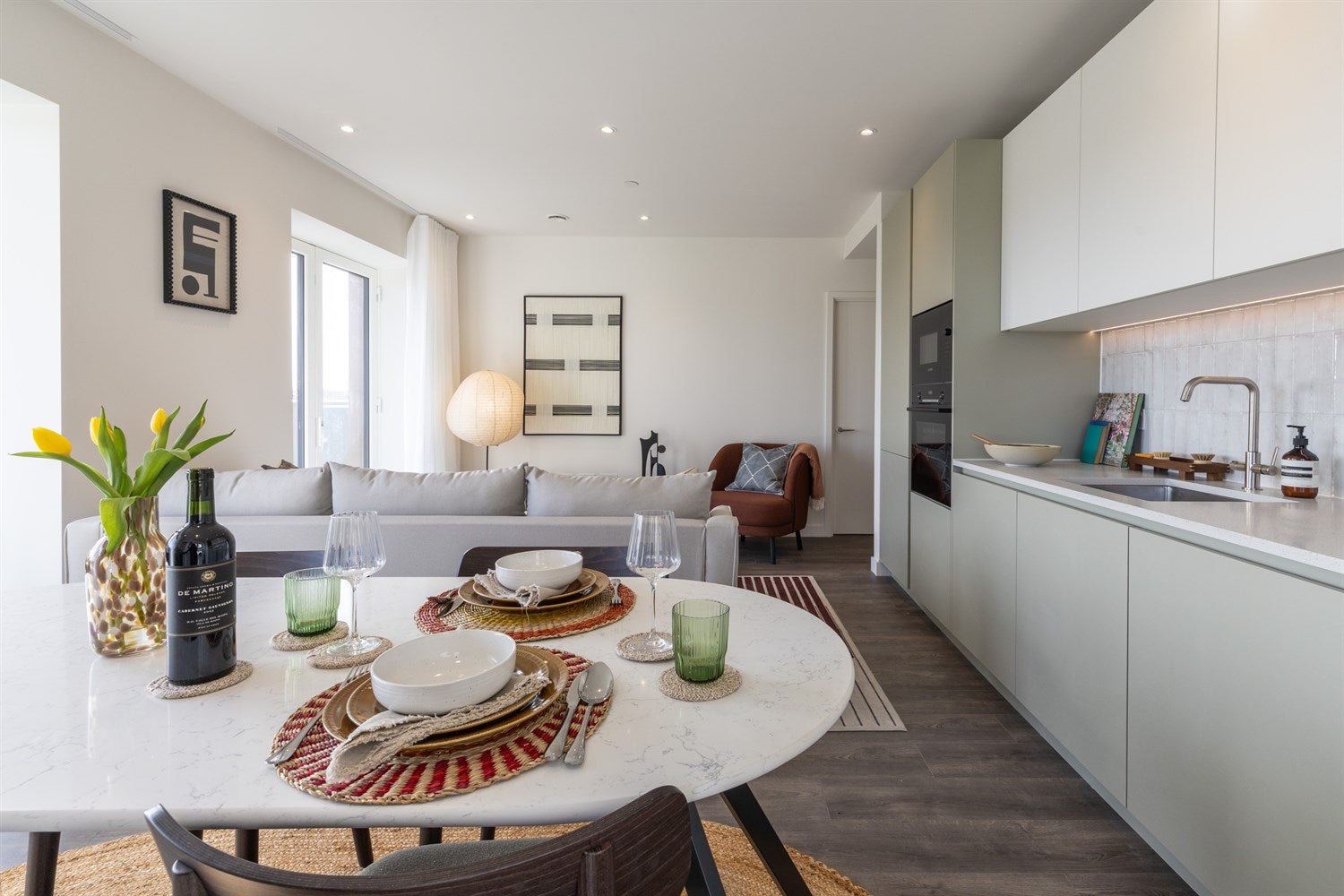 Flat Merchant Street in Greater London