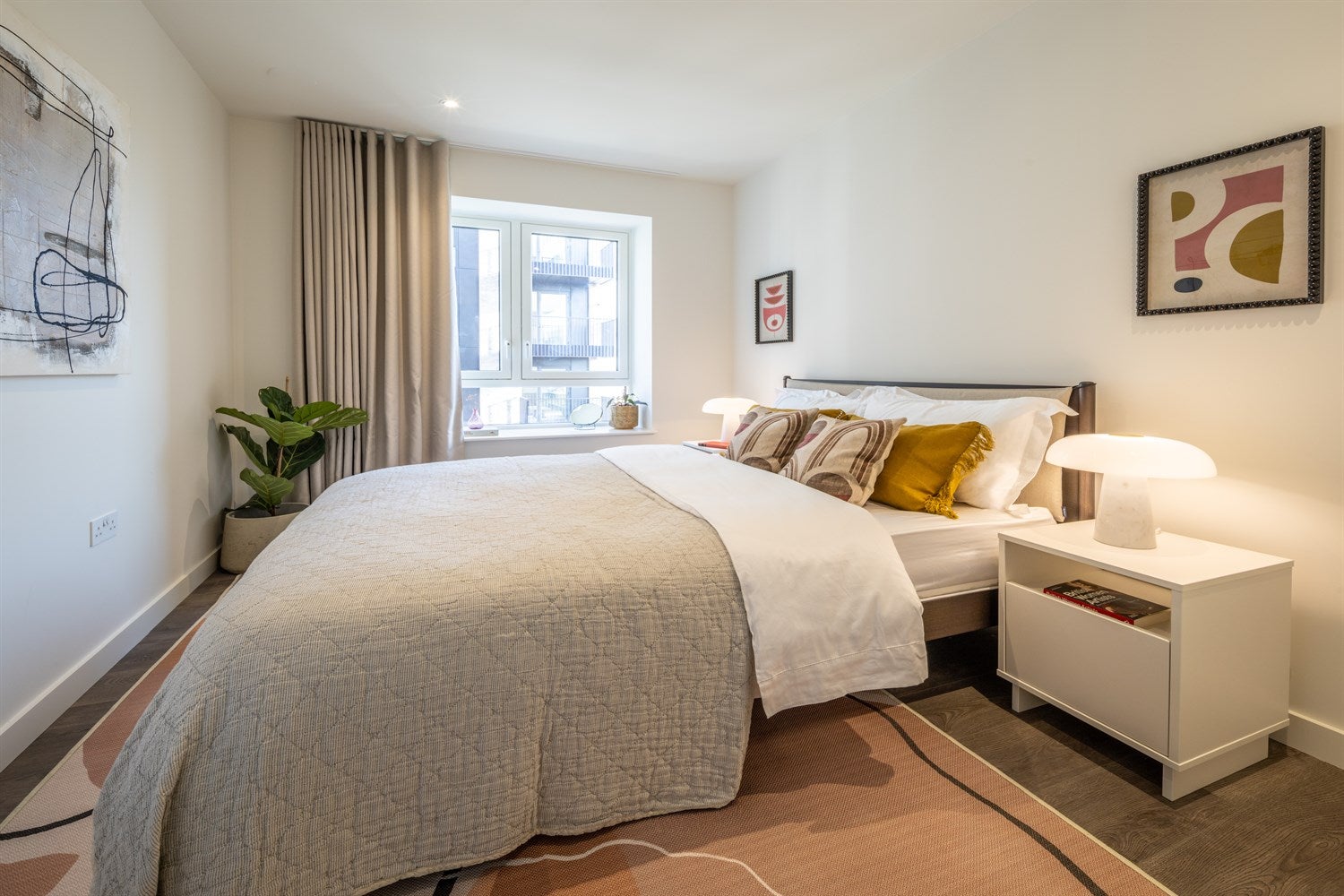Flat Merchant Street in Greater London