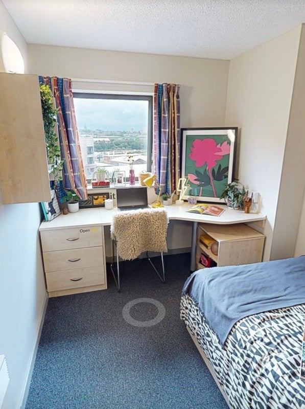 Room Westfield Road in Leeds