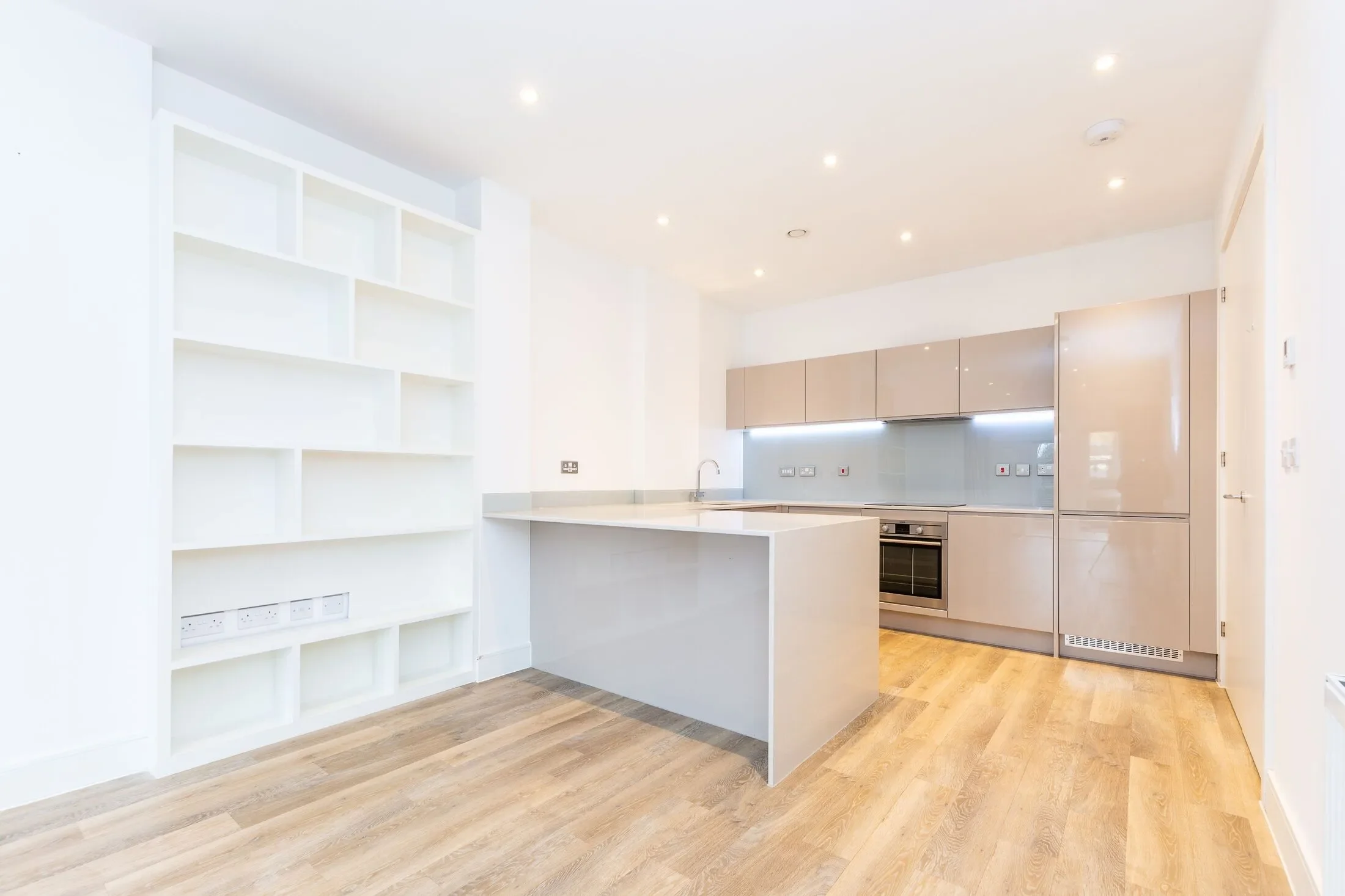 Flat Hartfield Road in Greater London