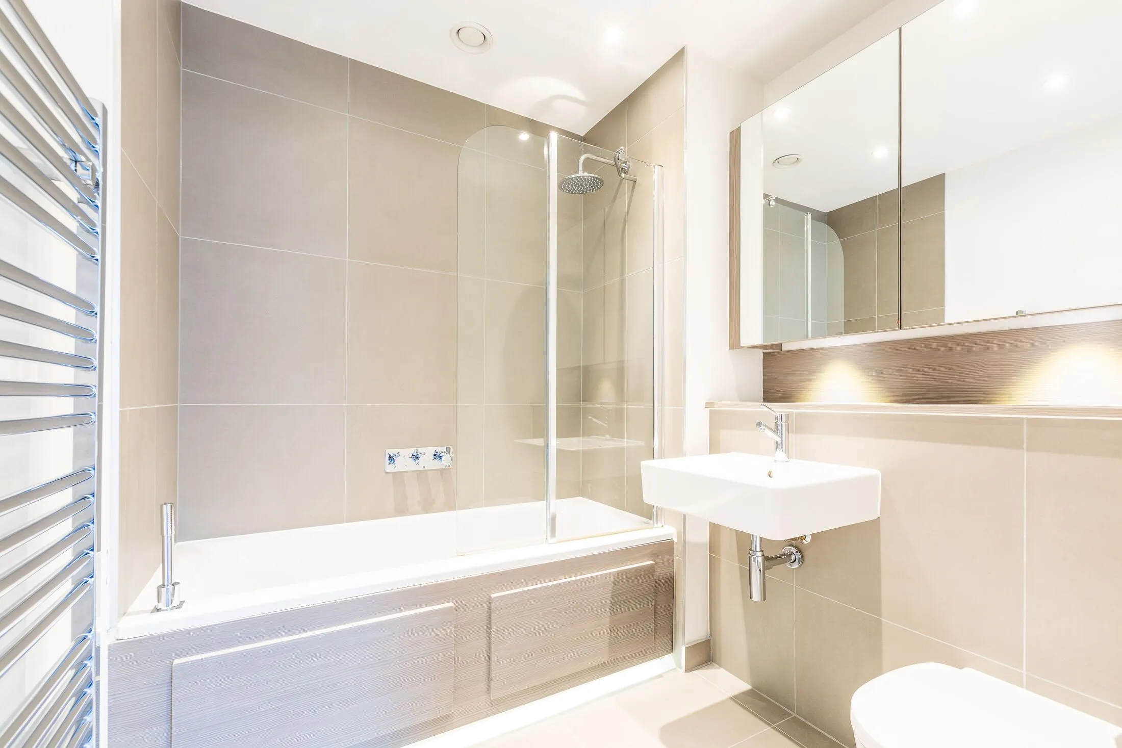 Flat Hartfield Road in Greater London