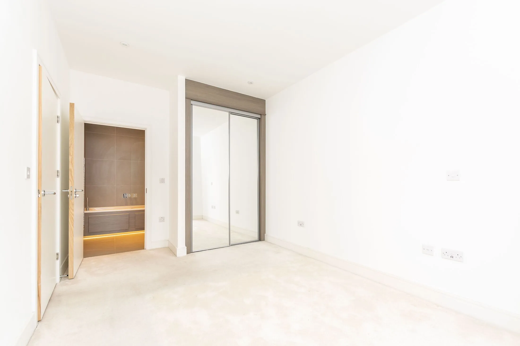 Flat Hartfield Road in Greater London