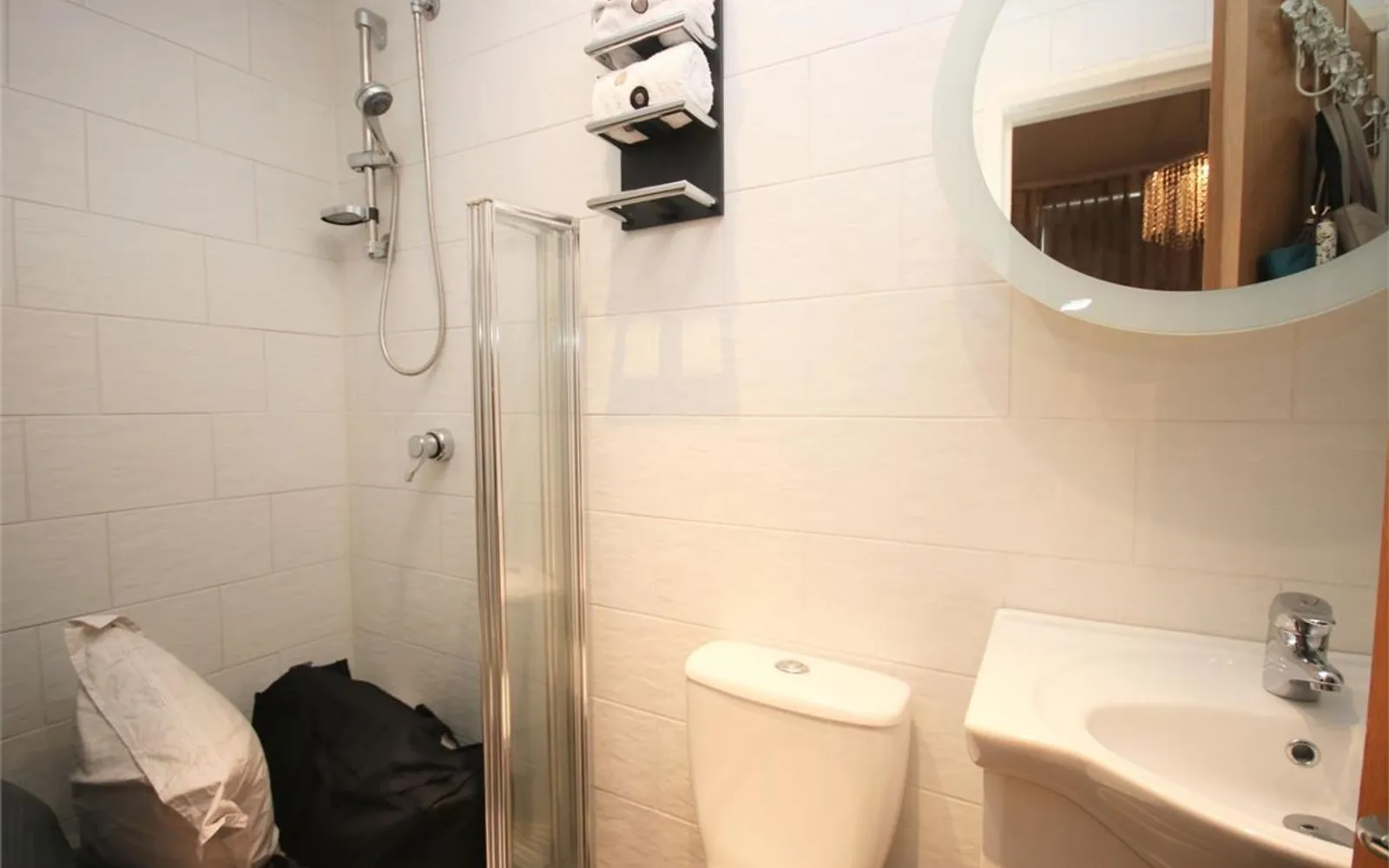 Flat Dollis Park in Greater London