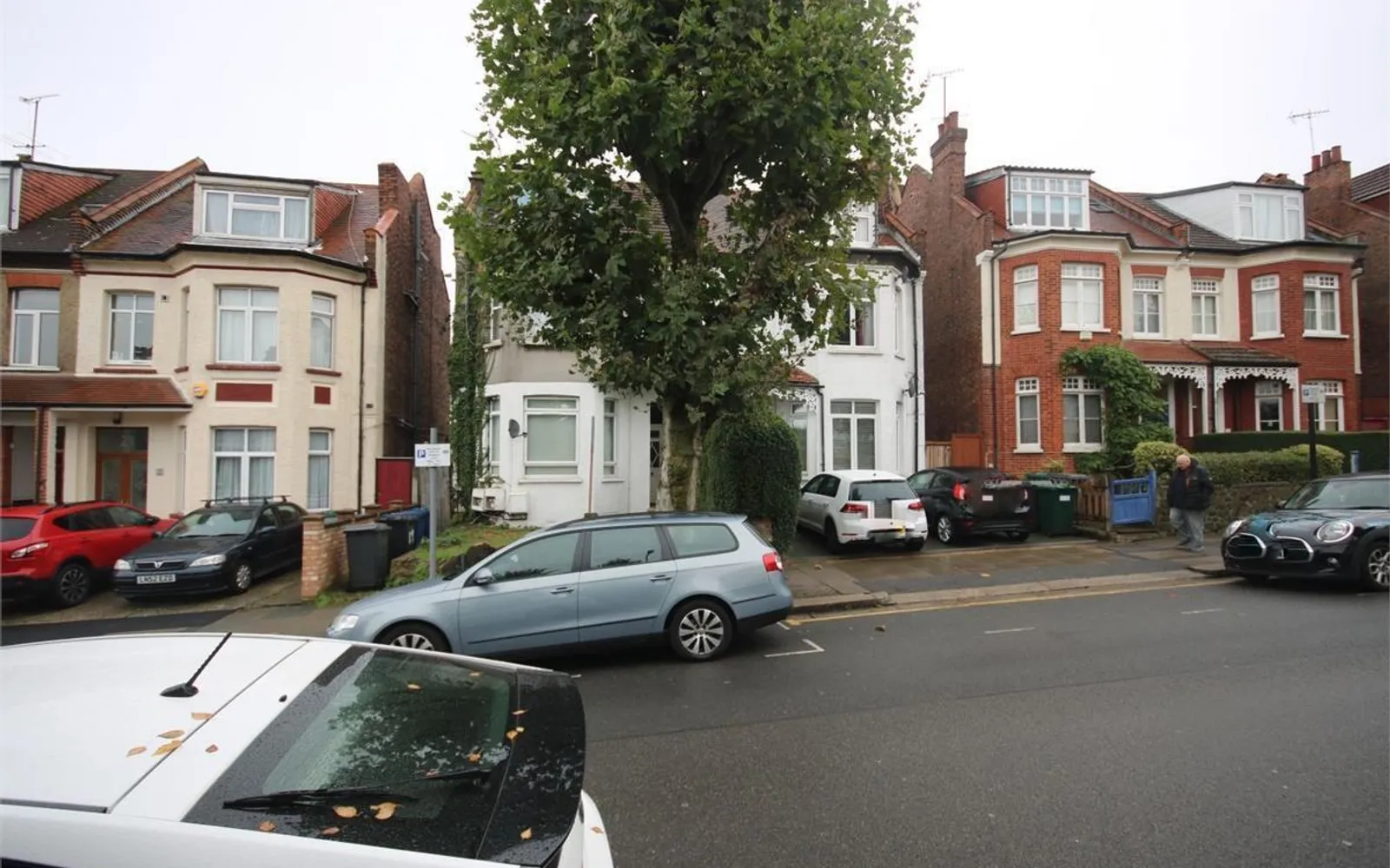 Flat Dollis Park in Greater London