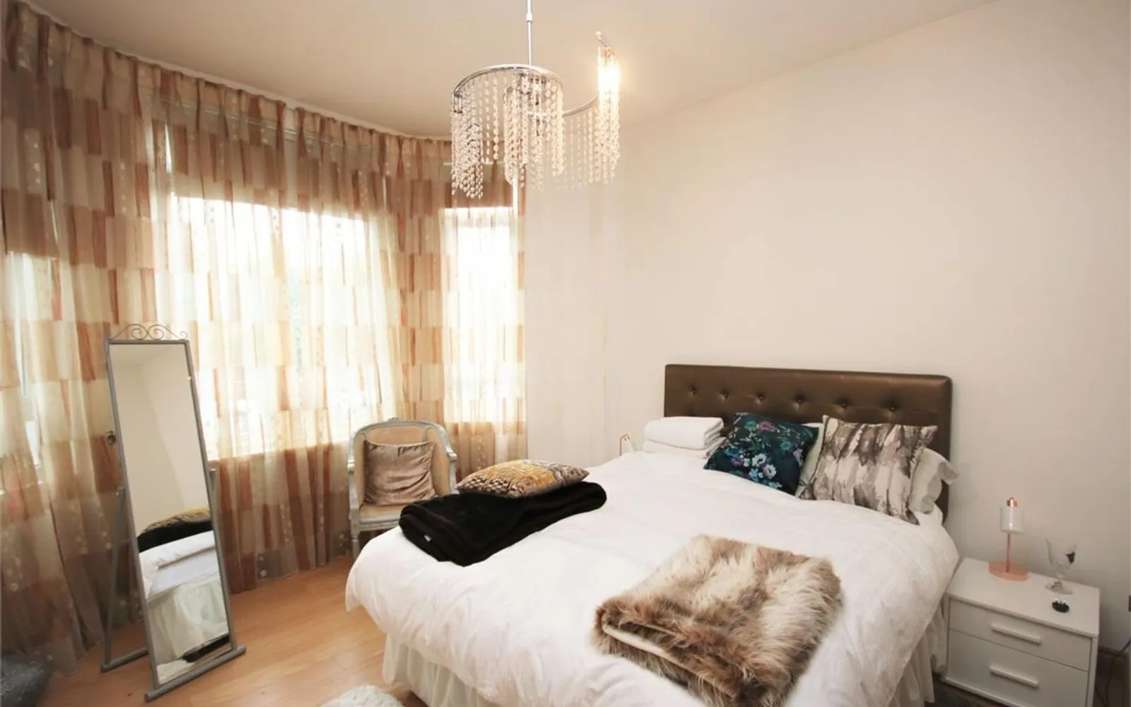 Flat Dollis Park in Greater London