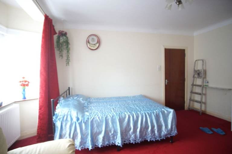 Flat Ravenscroft Avenue in Greater London